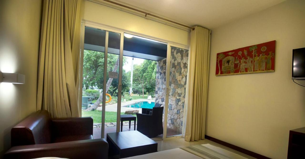 Miridiya Lake Resort Anuradhapura Buitenkant foto