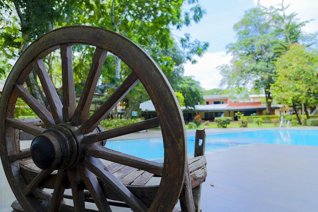 Miridiya Lake Resort Anuradhapura Buitenkant foto